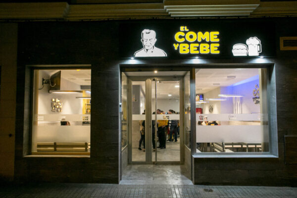 El come y bebe